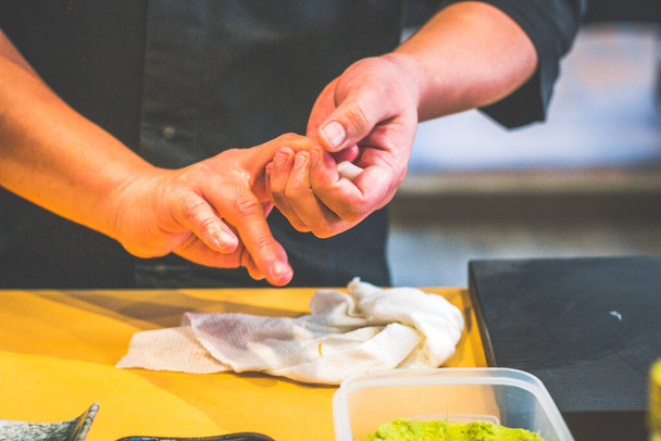kokin kädet tehdä japanilainen riisi sushi japanilainen ravintola - Valokuva, kuva