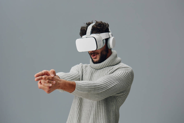 Mies henkilö teknologia puettava virtuaalinen nuori digitaalinen kuulokkeet laitteet innovaatio tech käsite suojalasit viihde todellisuus videopeli visio moderni futuristinen lasit vr - Valokuva, kuva