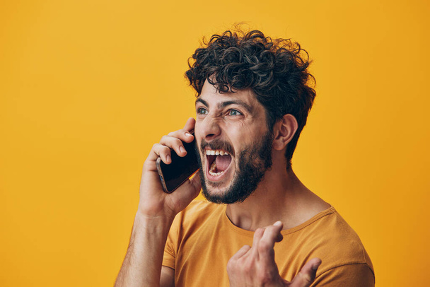 Osoba człowiek kaukaski smartfon technologia młody styl życia uśmiech atrakcyjny szczęśliwy dorosły komunikacja gospodarstwa portret telefon przystojny telefon telefon - Zdjęcie, obraz