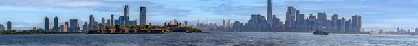 Vista panorámica de Ellis Island, desde Liberty Island donde se encuentra la estatua, icono de Nueva York (EE.UU.) y la Gran Manzana. - Foto, imagen