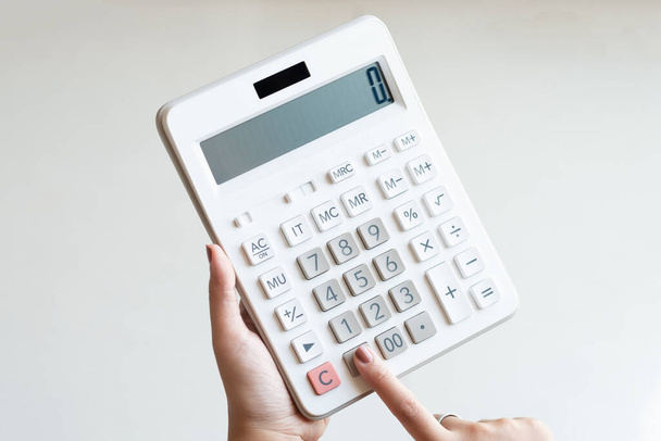 Empresária usando uma calculadora branca para calcular o valor do negócio financeiro - Foto, Imagem