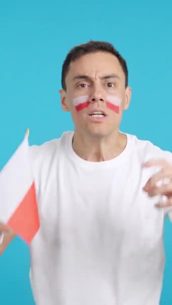Video en estudio con el croma de un hombre ondeando una bandera nacional polaca enojado con una decisión árbitros - Metraje, vídeo