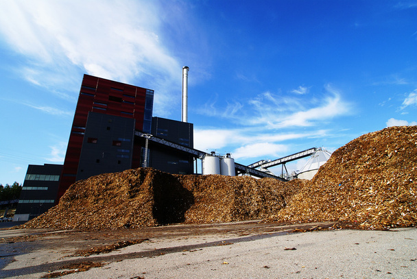 planta de energía biológica con almacenamiento de combustible de madera contra el cielo azul - Foto, imagen