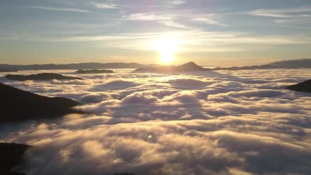 Aerial hyper-raueta Rauhallinen auringonnousu aalto sumuinen pilvet liikkuvat nopeasti aurinkoinen aamu luonto Alppien vuorilla kuin taivas. Aikajänne.  - Materiaali, video