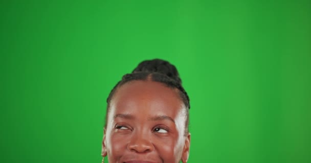 Глаза, мышление и выбор с женщиной на зеленом фоне в студии, рассматривая ее варианты. Голова, идея и решение с африканской женщиной, размышляющей над мыслью или выбором места для макета. - Кадры, видео