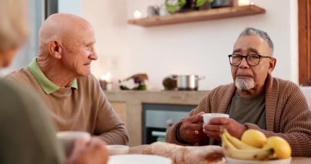 Tea Party, Senioren-Freunde und Gespräche mit Rentnern in einem Altenheim, um sich am Morgen zu treffen. Vielfalt, Trinken und eine Gruppe älterer Menschen im Wohnzimmer einer Wohnung. - Filmmaterial, Video