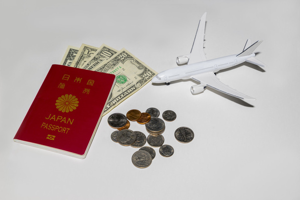 Διαβατήριο, μας δολάριο και το αεροπλάνο - Φωτογραφία, εικόνα
