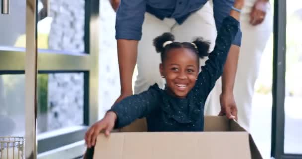 Apa, lány és játszik dobozban az új otthon ünneplés vagy izgatott ingatlan vagy áthelyezés tulajdon a bejárati ajtón. Feketék, szülők és gyerekek boldogsággal, kartonnal vagy örömmel. - Felvétel, videó