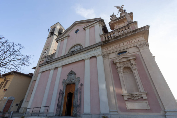 聖使徒アンドリューの教会は,最初と呼ばれています. ブルネイト, コモ県, イタリア - 写真・画像