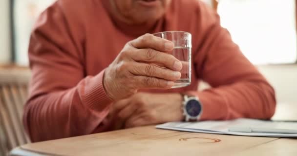 Ivóvíz, idős ember és Parkinson vagy remegő kezekkel az asztalnál a nappaliban. Beteg, idős személy és üveg neurológiával, izom- vagy remegő betegséggel az idősek otthonában. - Felvétel, videó