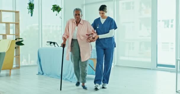 Médecin, femme âgée et bâton de marche pour le soutien à la physiothérapie, le service de santé ou la physiothérapie. Physiothérapeute, travailleur médical ou infirmière aidant un patient âgé handicapé et équilibré. - Séquence, vidéo