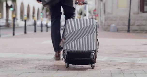 Nenucené cestování nebo muž nesoucí kufr a pomalu kráčející do hotelu nebo na letiště v Londýně. Zadní pohled na muže s taškami nebo zavazadly v městském městě cestující na dovolenou. - Záběry, video