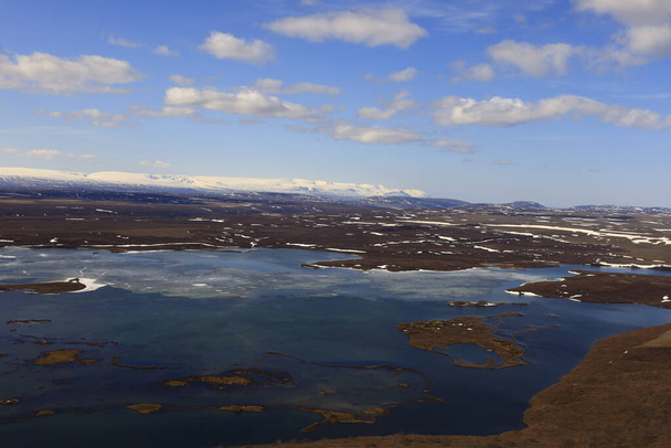 Η Myvatn είναι μια ρηχή λίμνη που βρίσκεται σε μια περιοχή ενεργού ηφαιστείου στο βόρειο τμήμα της Ισλανδίας, κοντά στο ηφαίστειο Krafla. Έχει μεγάλη ποσότητα βιολογικής δραστηριότητας. - Φωτογραφία, εικόνα