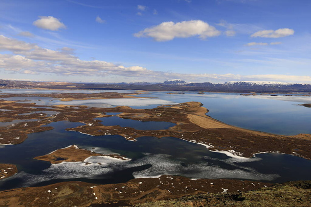 Міватн - неглибоке озеро, розташоване в районі активного вулканізму на півночі Ісландії, поблизу вулкана Крафла. Має велику кількість біологічної активності - Фото, зображення