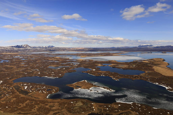 Myvatn, İzlanda 'nın kuzeyinde, Krafla volkanı yakınlarında aktif bir volkanik bölgede bulunan sığ bir göldür. Yüksek miktarda biyolojik aktivitesi var. - Fotoğraf, Görsel