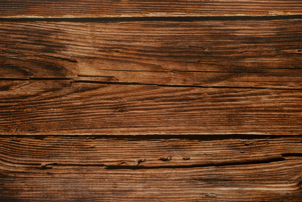 Textuur van donkerbruine horizontale houten planken met dwarsscheuren. Hoge kwaliteit foto - Foto, afbeelding