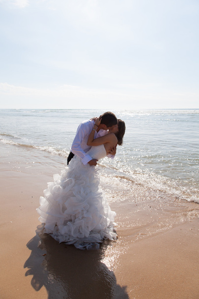 Весільна пара на пляжі
 - Фото, зображення