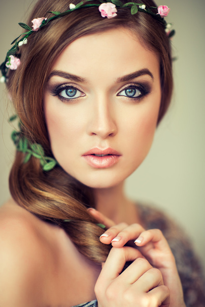 装飾花の髪を持つ女性 - 写真・画像