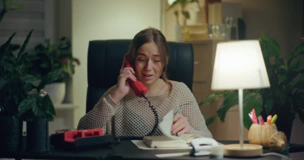 Retrato de mujer teniendo llamada telefónica tarde en la noche - Imágenes, Vídeo