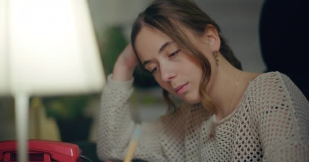 Przygnębiona przepracowana nieszczęśliwa kobieta w biurze - Materiał filmowy, wideo