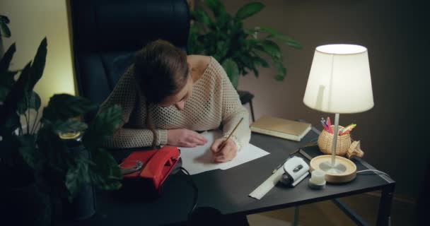 Депрессия Перегруженная работой Несчастная беспокойная женщина в офисе - Кадры, видео