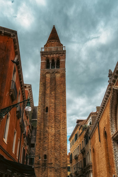 Кампо-Сан-Барбеа - площадь в венецианском городке Dorsoduro sestiere. Соседская церковь Сан-Барнаба.. - Фото, изображение