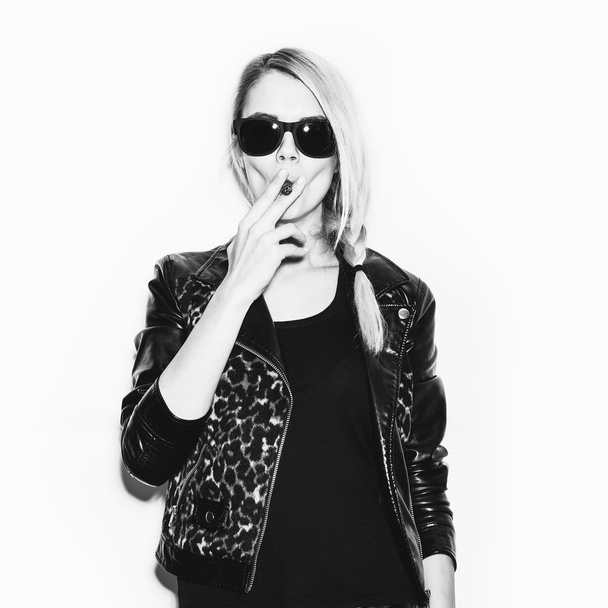 Studio fashion photo of Woman smoking cigar - Foto, afbeelding