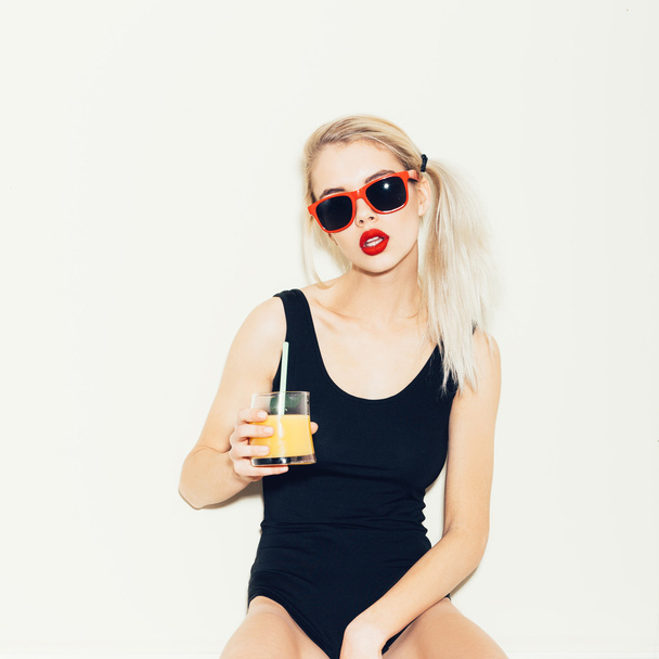 Summer close-up portrait of pretty blonde woman in sunglasses with cocktail - Foto, Imagem