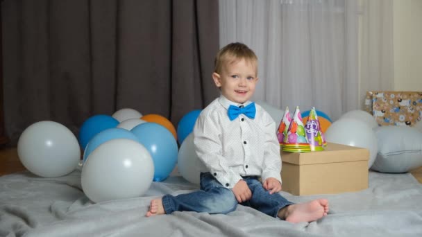 Сміється з днем народження дитини серед кульок. - Кадри, відео