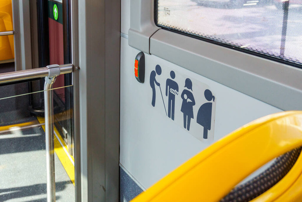 Förderung inklusiver urbaner Mobilität: Eine detaillierte Ansicht der Symbole für bevorzugte Sitzplätze in einem Stadtbus, die Barrierefreiheit und Höflichkeit für alle gewährleisten - Foto, Bild