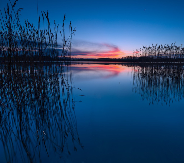 schöner See mit farbenfrohem Abendhimmel. ruhige, lebendige Landschaft - Foto, Bild