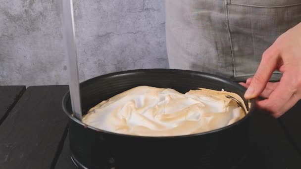 Vers gebakken meringue cake. Handen haal de taart uit de schimmel. Hoge kwaliteit FullHD beeldmateriaal - Video