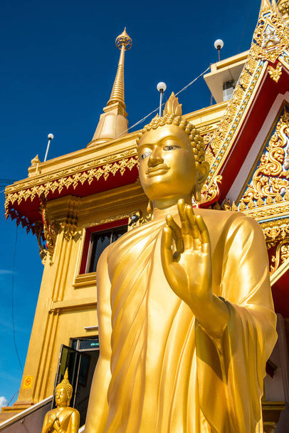 Golden buddha patsas Thaimaan kirkon tausta, Thaimaa - Valokuva, kuva