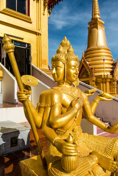 Kaunis kultainen Brahma patsas Thaimaan temppelissä, Thaimaa - Valokuva, kuva