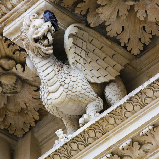 Dragon patsas Santa Croce barokki kirkko Lecce
 - Valokuva, kuva