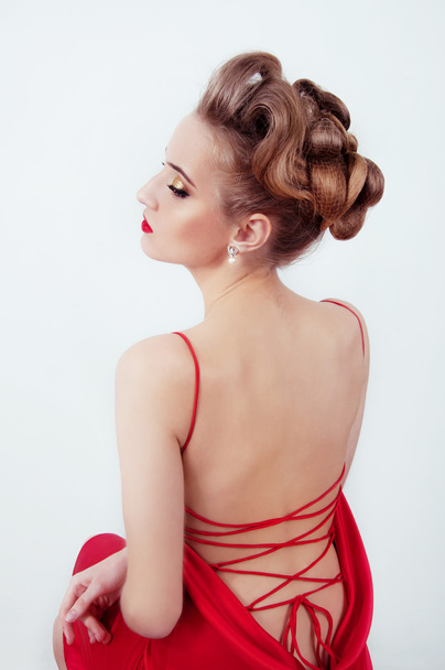Hermosa mujer sexy en vestido de satén rojo y labios rojos
 - Foto, imagen