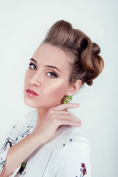 schöne sexy Frau mit natürlichem Make-up für den Tag trägt grüne Ohrringe - Foto, Bild