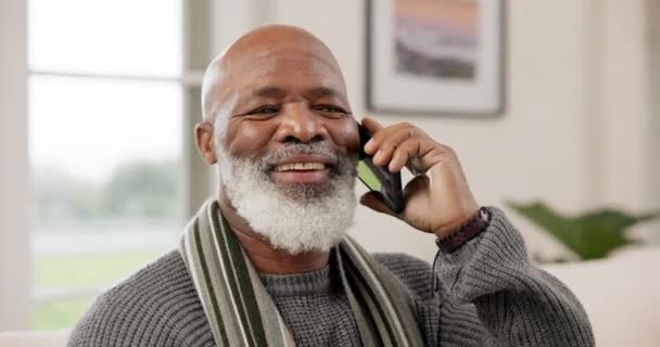 Hombre mayor, negro o llamada telefónica en casa hablando o hablando en la sala de estar para la comunicación. Sonrisa, móvil o feliz anciano africano en conversación para relajarse en el sofá salón o sofá en casa. - Metraje, vídeo