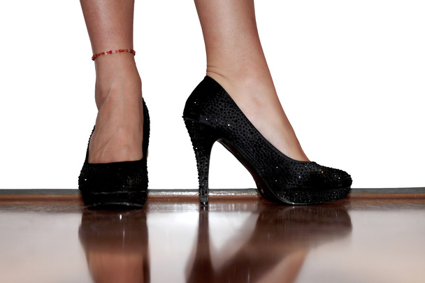 Jambes féminines dans les chaussures
 - Photo, image