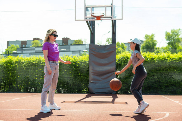 anya és lánya játszani kosárlabda. - Fotó, kép
