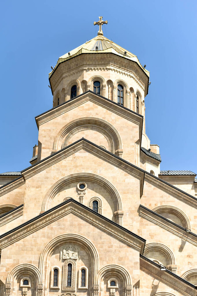 Kostel. Georgia ve městě Tbilisi. Svatá Trojice nebo pravoslavná katedrála Sameba. - Fotografie, Obrázek