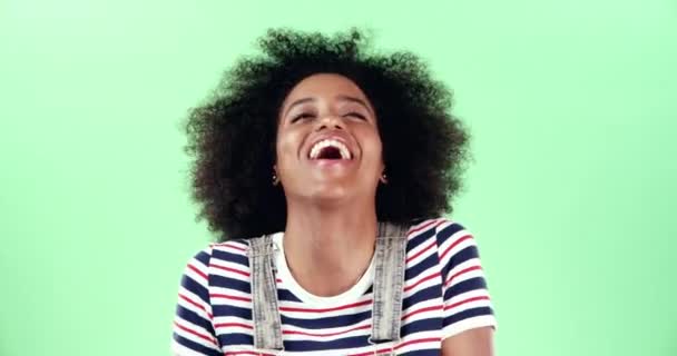 Zöld vászon, nő és nevetés a komédia, humor és vicces vicc vagy buta, őrült és mosolyogni mockup. Boldog fekete nő személy, mém és pozitív gondolkodásmód vagy gondtalan, szabadság és szórakoztató személyiség. - Felvétel, videó