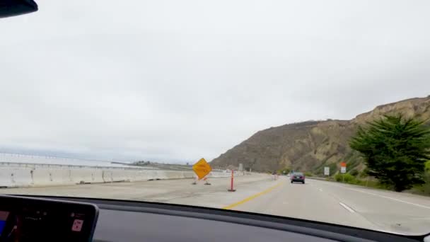 Los Angeles, California, USA-December 4, 2022-POV-Driving along Highway 101 near Rincon Beach, California, temidden van een sombere, bewolkte winterdag. - Video