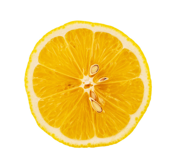 Половина желтого сочного лимона, крупным планом, изолированного на белом. - Фото, изображение