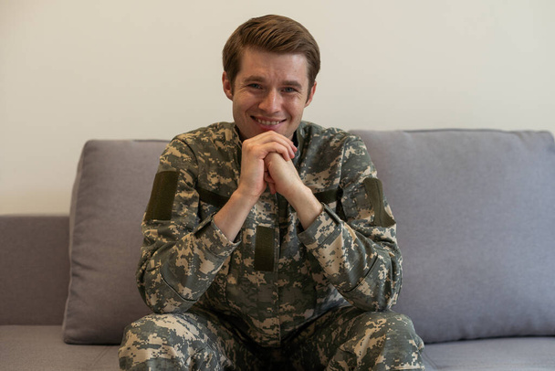 Retrato de un soldado sonriente. - Foto, Imagen