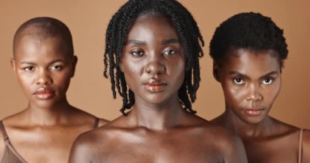 Afrikanische, Gesichts- oder Naturmodelle mit Hautpflege, glühender Haut oder Afro-Isolation auf braunem Hintergrund. Gesichtsdermatologie, schwarze Frauen oder Kosmetik für Make-up im Studio mit Freundinnen oder Menschen. - Filmmaterial, Video