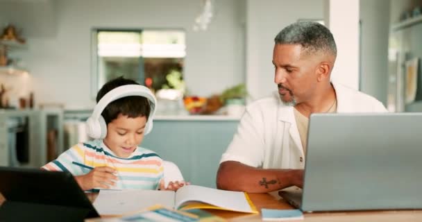 Εκπαίδευση, laptop και ένας ανεξάρτητος πατέρας που διδάσκει το γιο του ενώ βρίσκεται στο σπίτι για απομακρυσμένη εργασία ή εξ αποστάσεως εκπαίδευση. Εργασία στο σχολείο ή μελέτη με έναν άνδρα και ένα παιδί μιλάμε σε ένα τραπέζι τραπεζαρία μαζί. - Πλάνα, βίντεο