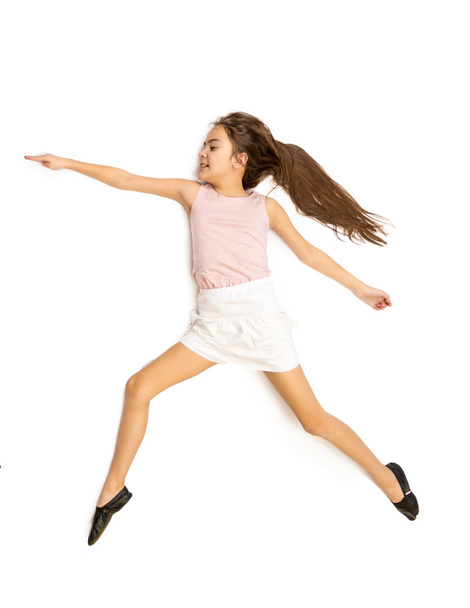 Isolado tiro de bonito menina pulando em dança
 - Foto, Imagem