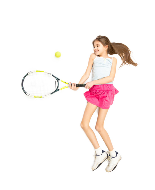 Aranyos lány jumping és a dobogó teniszlabda isolated fénykép - Fotó, kép