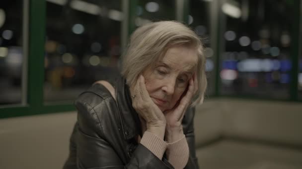 Boldogtalan gondterhelt idős nő Aggódó és magányos - Felvétel, videó